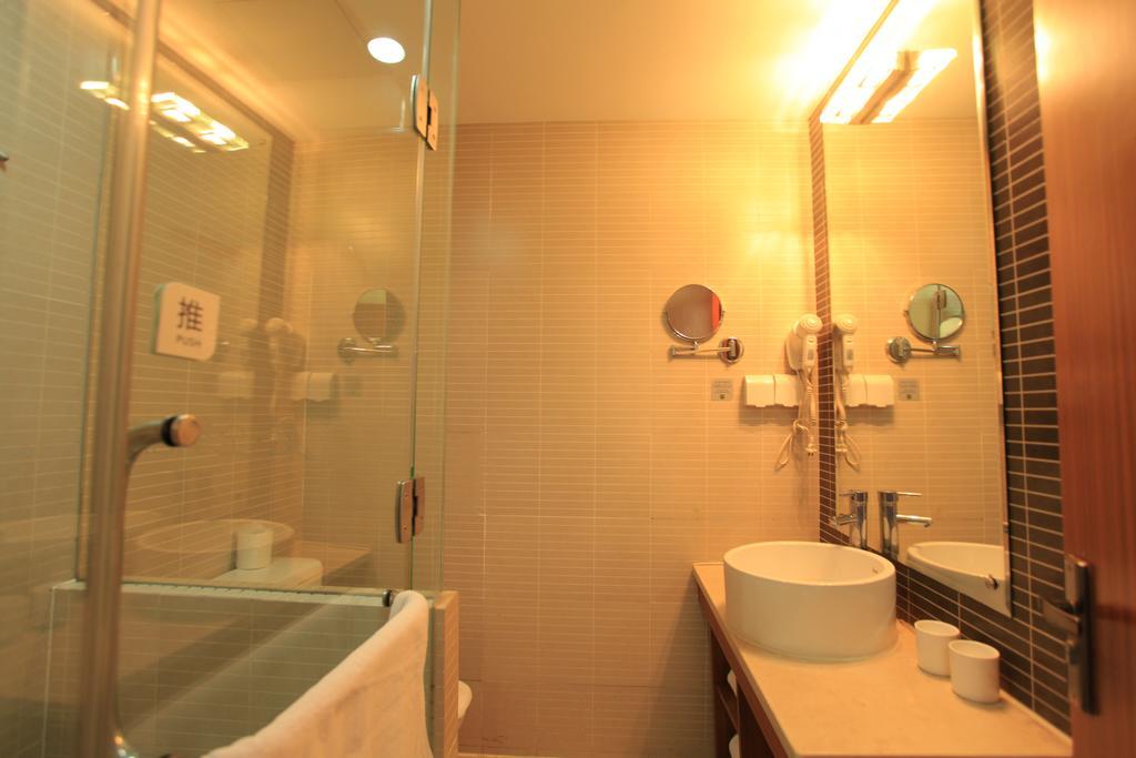 Greentree Inn Shanghai West Huaxia Road Metro Station Express Hotel Xangai Exterior foto